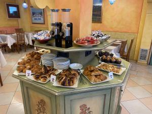 un buffet con muchos tipos diferentes de pan y repostería en HOTEL RISTORANTE ANTICO GUERRIERO, en Cadoneghe