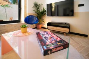 a room with a table with a video game on it at Roma Divine home cinéma et jardin in Nîmes