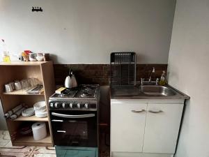 cocina con fogones y fregadero en Casa Once, en San Pedro de Atacama