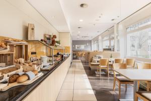 eine Bäckerei mit Brot und Gebäck auf der Theke in der Unterkunft Select Hotel Mainz in Mainz