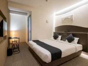 una camera d'albergo con un grande letto e una TV di Seiei Hotel Kyoto Kawaramachi a Kyoto