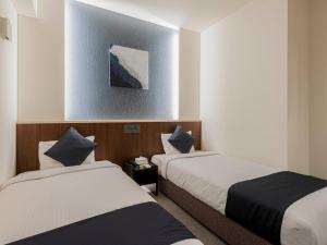 Seiei Hotel Kyoto Kawaramachi tesisinde bir odada yatak veya yataklar