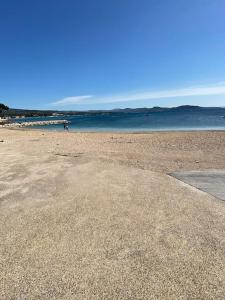 una spiaggia sabbiosa con l'oceano sullo sfondo di perle rare à la ciotat a La Ciotat