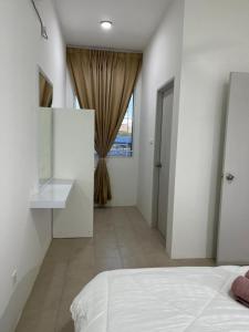 - une chambre blanche avec un lit et une fenêtre dans l'établissement OrchidVilla Homestay at Southville Apartment, à Kampong Parit