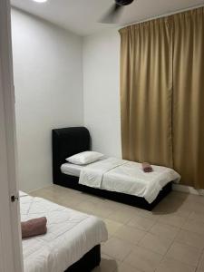 Cette chambre comprend 2 lits et une fenêtre. dans l'établissement OrchidVilla Homestay at Southville Apartment, à Kampong Parit