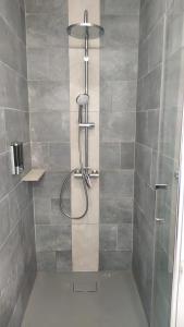 Un baño con ducha con puerta de cristal. en Les Bosquets JOLY, en Montauroux