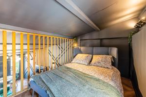 1 dormitorio con 1 cama en una habitación en LOFT EN VILLE - Duplex Terrasse coeur historique avec vue dégagée & Parking souterrain Offert, en La Ciotat