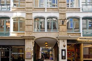 een hoog bakstenen gebouw met veel ramen erop bij Native Fenchurch Street in Londen