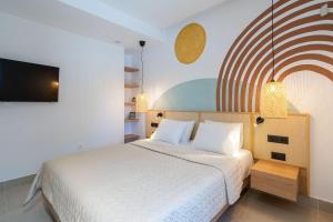 Un dormitorio con una cama y un televisor de pantalla plana. en KoNoSo Luxury Apartments, en Heraclión