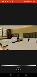 Bild eines Hotelzimmers mit 2 Betten in der Unterkunft Tai Hoe Hotel Pengerang in Kampung Sungai Rengit