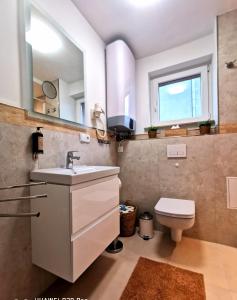 y baño con lavabo y aseo. en PARKIDYLLE (Familien Apartment, 3 Zimmer,2 Schlafzimmer,Balkon), en Świnoujście