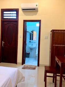 a bedroom with a door leading to a bathroom at T's House Motel in Ấp Bình Hưng