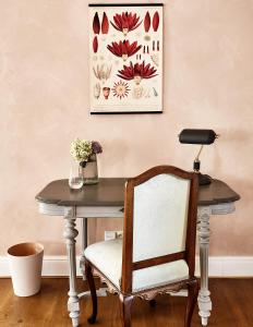 薩扎瓦河畔日賈爾的住宿－Zámek Žďár，一张桌子、椅子和一张带花卉绘画的桌子