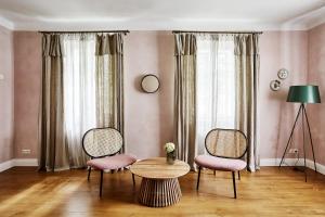 ジュジャール・ナト・サーザヴォウにあるZámek Žďárのリビングルーム(椅子2脚、テーブル付)、窓が備わります。
