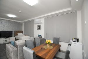 TV a/nebo společenská místnost v ubytování Relax Apartmani Kladovo
