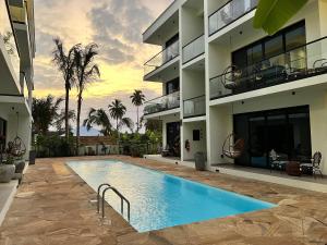 TOA Hotel & Spa Zanzibar内部或周边的泳池