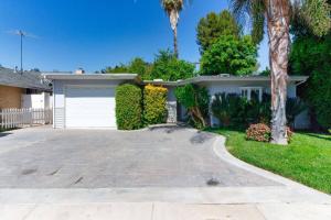 uma casa com uma entrada e uma garagem em Woodland Hills Charmer em Los Angeles