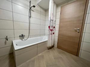 A bathroom at Ferienwohnung SOWA