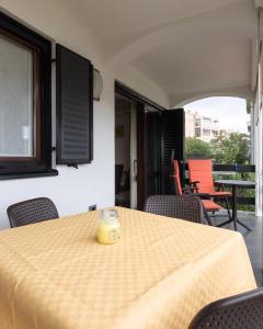 een kaars op een tafel op een patio bij Residence4a-Appartamento Bianco in Ravni