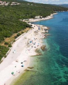 uma vista aérea de uma praia com pessoas e guarda-sóis em Residence4a-Appartamento Bianco em Ravni