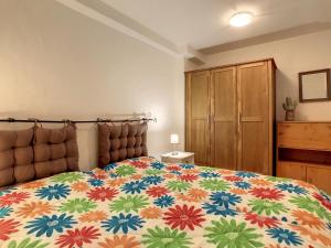 - une chambre avec un lit doté d'un couvre-lit coloré dans l'établissement Astoria 128, à Verbier