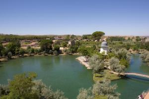 an aerial view of a lake with a mosque at Casa el Tejar - Apartamento céntrico y acogedor in Arcos de Jalón