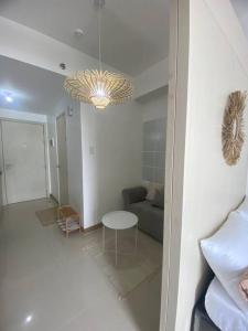 Ett badrum på 1BR unit in South Residence Las Pinas with Wifi & Netflix