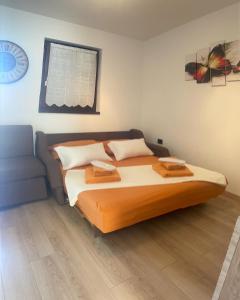 een slaapkamer met een groot bed in een kamer bij Residence4a-Appartamento Bianco in Ravni