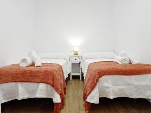a bedroom with two beds with towels on them at Apartamento Beck- Tierra in Soportújar
