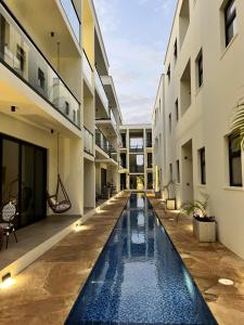 TOA Hotel & Spa Zanzibar内部或周边的泳池