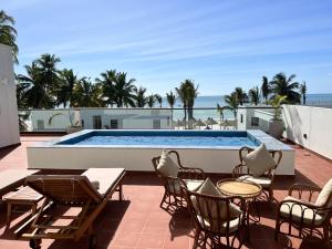 TOA Hotel & Spa Zanzibar内部或周边的泳池
