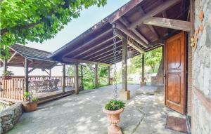 ganek domu z huśtawką w obiekcie Nice Home In Camaiore With Wifi w mieście Camaiore +13 zdjęć