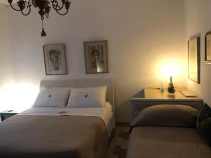 ein Schlafzimmer mit einem Bett und einem Tisch mit einer Lampe in der Unterkunft Tender in Tirrenia