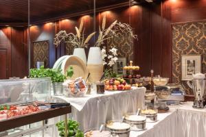 ein Buffet mit Obst und Gemüse auf dem Tisch in der Unterkunft Hotel Continental Frankfurt in Frankfurt am Main