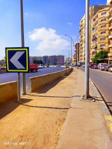 a street sign on the side of a road at Fayrouzat Smoha city with open view in Alexandria