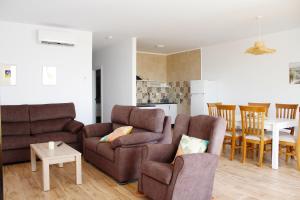 a living room with a couch and chairs and a table at Apartamento Argón- Aire in Soportújar