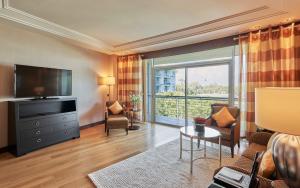TV a/nebo společenská místnost v ubytování Calista Luxury Resort