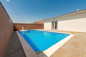 Bazén v ubytovaní Holiday Home LUX **** alebo v jeho blízkosti