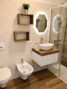 Ένα μπάνιο στο Lake View Sottodossi Apartment
