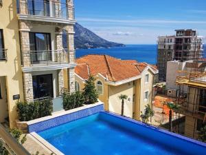 Swimmingpoolen hos eller tæt på Montenegro Royal 2 Bedroom Apartment & Sleepcouch