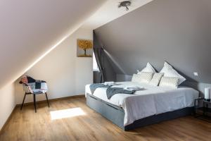 ein Schlafzimmer mit einem großen Bett und einer Treppe in der Unterkunft Gîte Chez Lucile in Thann
