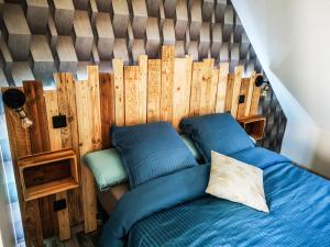 - une chambre avec un lit et un mur en bois dans l'établissement L'Effet Mer, maison d'exception, à Berck-sur-Mer