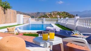 Bazén v ubytovaní Villa Lucía de Torrox by Ruralidays alebo v jeho blízkosti