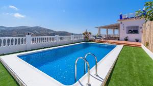 Bazén v ubytovaní Villa Lucía de Torrox by Ruralidays alebo v jeho blízkosti