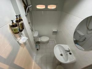 een kleine badkamer met een wastafel en een toilet bij Chomklong Experience in Pak Chong