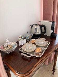 stół z czajnikiem i talerzami żywności w obiekcie La Boulonnaise w mieście Boulogne-sur-Mer
