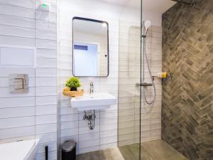 ein Bad mit einem Waschbecken und einer Dusche in der Unterkunft Hotel Excelsior - All Inclusive in Goldstrand