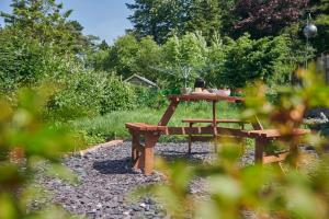 Um jardim em Min Yr Afon- Central cosy Cottage, walk to restaurants and Castle