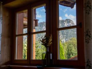 een raam met uitzicht op een berg bij Haus Kreiznegge - Chiemgau Karte in Inzell