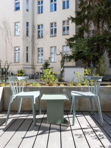 un grupo de mesas y sillas frente a un edificio en limehome Berlin Luise Henriette Str - Digital Access, en Berlín